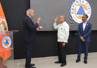 Andrés Bautista juramenta nuevo presidente de la Comisión Nacional de Emergencias