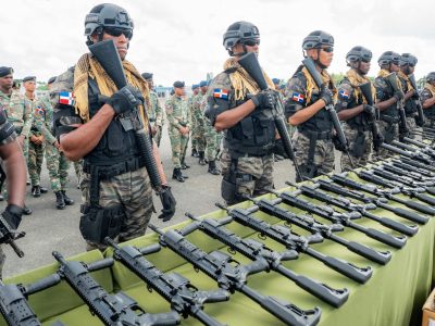 Ministerio de Defensa fortalece las capacidades operativas de la Armada y la Fuerza Aérea con nuevos equipos, armamento y uniformes