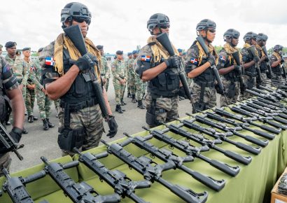 Ministerio de Defensa fortalece las capacidades operativas de la Armada y la Fuerza Aérea con nuevos equipos, armamento y uniformes