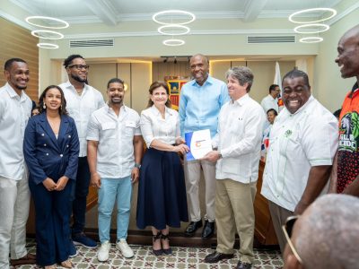 Vicepresidenta Raquel Peña, alcalde Eduardo Kery y Central Romana formalizan la entrega del certificado de donación del terreno para el techado de Villa Verde