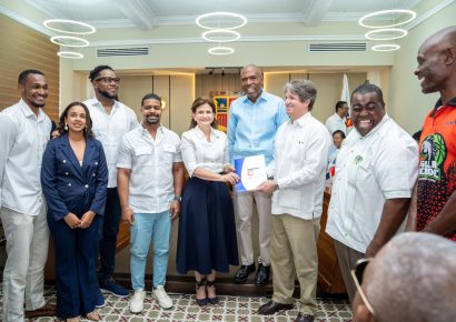 Vicepresidenta Raquel Peña, alcalde Eduardo Kery y Central Romana formalizan la entrega del certificado de donación del terreno para el techado de Villa Verde