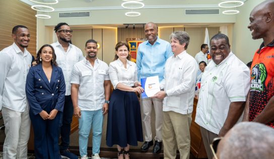 Vicepresidenta Raquel Peña, alcalde Eduardo Kery y Central Romana formalizan la entrega del certificado de donación del terreno para el techado de Villa Verde