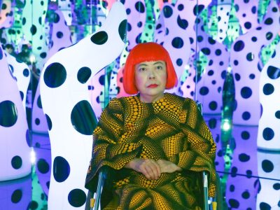 Falleció Yayoi Kusama, la artista japonesa que convirtió sus alucinaciones en un universo infinito, a los 97 años
