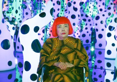 Falleció Yayoi Kusama, la artista japonesa que convirtió sus alucinaciones en un universo infinito, a los 97 años