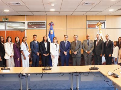 Gobernador del BCRD recibe al embajador Tony Raful y a estudiantes dominicanos destacados en España