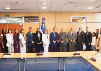 Gobernador del BCRD recibe al embajador Tony Raful y a estudiantes dominicanos destacados en España