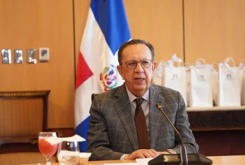 Abinader ratifica a Héctor Valdez Albizu como gobernador del Banco Central