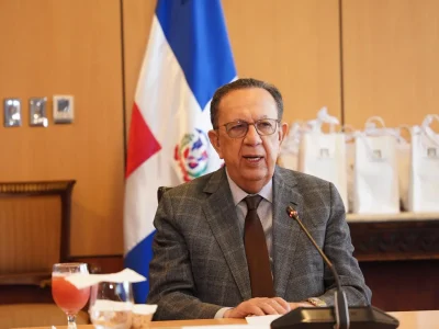 Abinader ratifica a Héctor Valdez Albizu como gobernador del Banco Central
