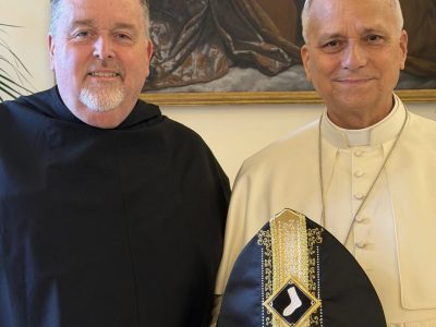 El Papa León XIV recibe un “sombrero papal” de los Medias Blancas