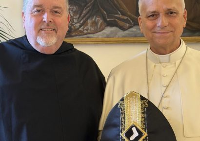 El Papa León XIV recibe un “sombrero papal” de los Medias Blancas