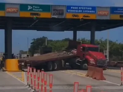Patana aplasta minibús en peaje de Punta Cana