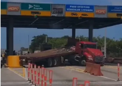 Patana aplasta minibús en peaje de Punta Cana