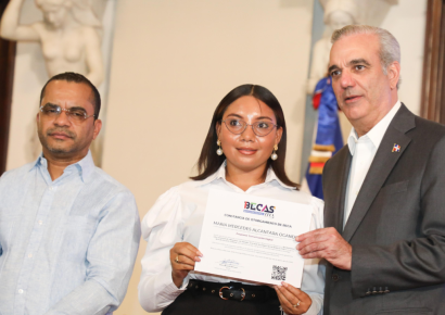Abinader encabeza entrega histórica de más de 36,000 becas tecnológicas del ITLA