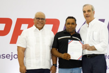 Presidente Abinader entrega RD 85 millones a 400 microempresarios y anuncia ampliación del Programa “Tu Firma es tu Garantía”