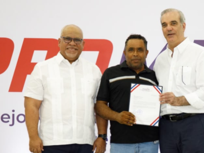 Presidente Abinader entrega RD 85 millones a 400 microempresarios y anuncia ampliación del Programa “Tu Firma es tu Garantía”