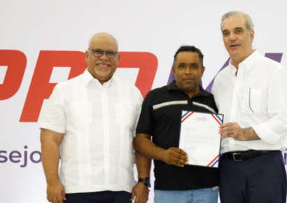 Presidente Abinader entrega RD 85 millones a 400 microempresarios y anuncia ampliación del Programa “Tu Firma es tu Garantía”