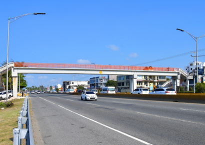 Obras Públicas anuncia cierre parcial de la autopista Las Américas por desmontaje de puente peatonal