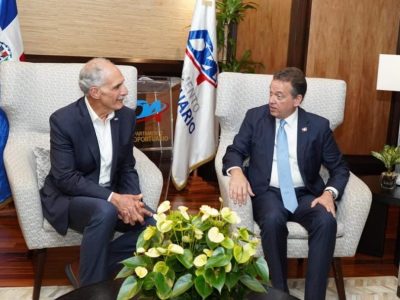 Canciller Bisonó recibe al presidente hondureño Nasry Asfura en el AILA a su llegada a República Dominicana