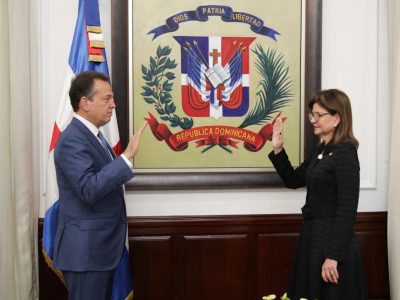 Vicepresidenta Raquel Peña juramenta a Ito Bisonó como nuevo canciller de República