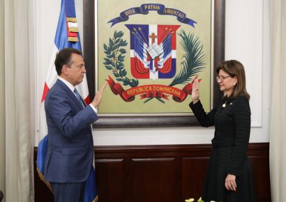 Vicepresidenta Raquel Peña juramenta a Ito Bisonó como nuevo canciller de República