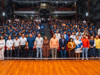 Jóvenes de Barahona conocen oportunidades de formación y empleo vinculadas a la ciencia y tecnología