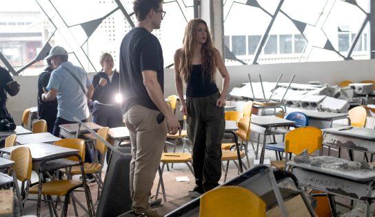 Shakira llega a Quibdó junto a Howard Buffett para apoyar a víctimas del terremoto