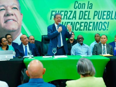 Leonel Fernández evalúa avances organizativos de la Fuerza del Pueblo