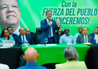 Leonel Fernández evalúa avances organizativos de la Fuerza del Pueblo