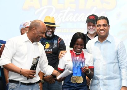 Abinader entrega apartamento a Liranyi Alonso tras ganar cuatro oros