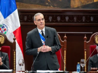 Gobierno de Abinader llega a la mitad de su segundo mandato con crecimiento económico, avances en infraestructura y críticas de la oposición