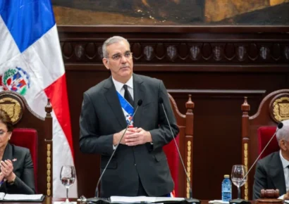 Gobierno de Abinader llega a la mitad de su segundo mandato con crecimiento económico, avances en infraestructura y críticas de la oposición
