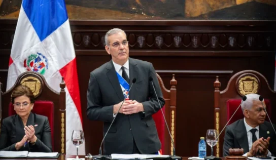 Gobierno de Abinader llega a la mitad de su segundo mandato con crecimiento económico, avances en infraestructura y críticas de la oposición