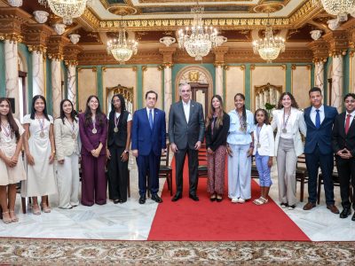 Abinader recibe a estudiantes premiados con Mérito Escolar en Palacio Nacional
