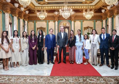 Abinader recibe a estudiantes premiados con Mérito Escolar en Palacio Nacional