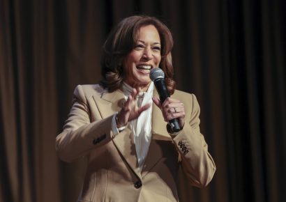 Kamala Harris mantiene en suspenso su posible candidatura presidencial para 2028