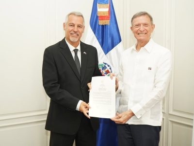 Canciller Roberto Álvarez recibe cartas credenciales del nuevo embajador de Israel
