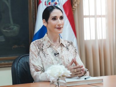 Raquel Arbaje celebra oro de Marileidy Paulino bajo la lluvia