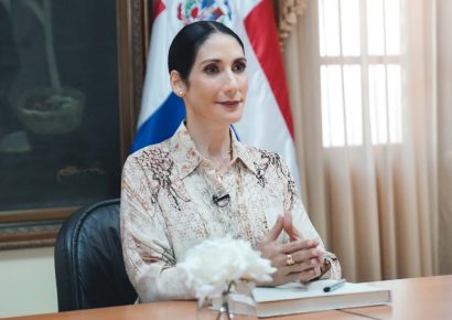 Raquel Arbaje celebra oro de Marileidy Paulino bajo la lluvia