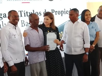Raquel Peña entrega 174 títulos en Galván, Bahoruco
