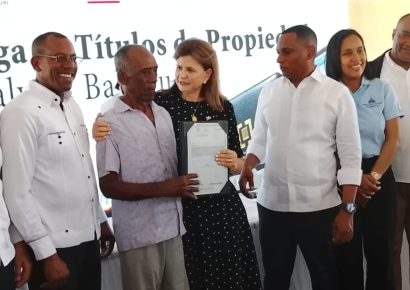 Raquel Peña entrega 174 títulos en Galván, Bahoruco