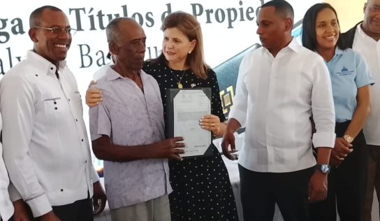 Raquel Peña entrega 174 títulos en Galván, Bahoruco