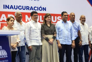 Raquel Peña entrega techado en Club Plaza Independencia