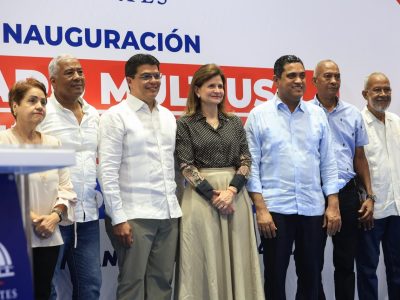 Raquel Peña entrega techado en Club Plaza Independencia