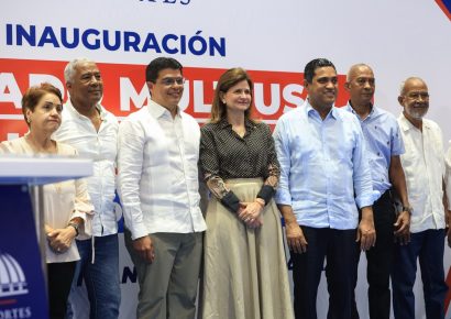 Raquel Peña entrega techado en Club Plaza Independencia