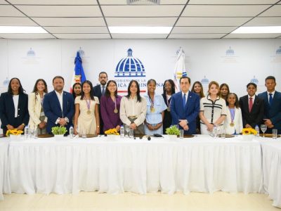Ministra Raful recibe a estudiantes ganadores del XVI Premio al Mérito Escolar 2026