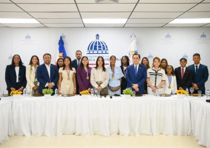 Ministra Raful recibe a estudiantes ganadores del XVI Premio al Mérito Escolar 2026