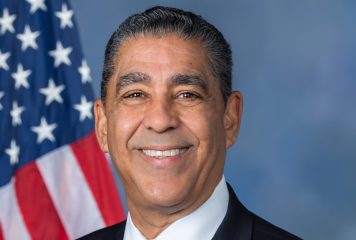 Adriano Espaillat afirma que seguirá al servicio de la comunidad: “Los grandes generales no se retiran”