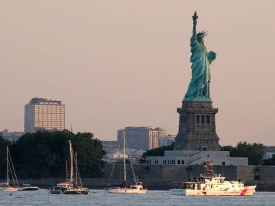 Madre y bebé mueren tras naufragio en aguas de Nueva York