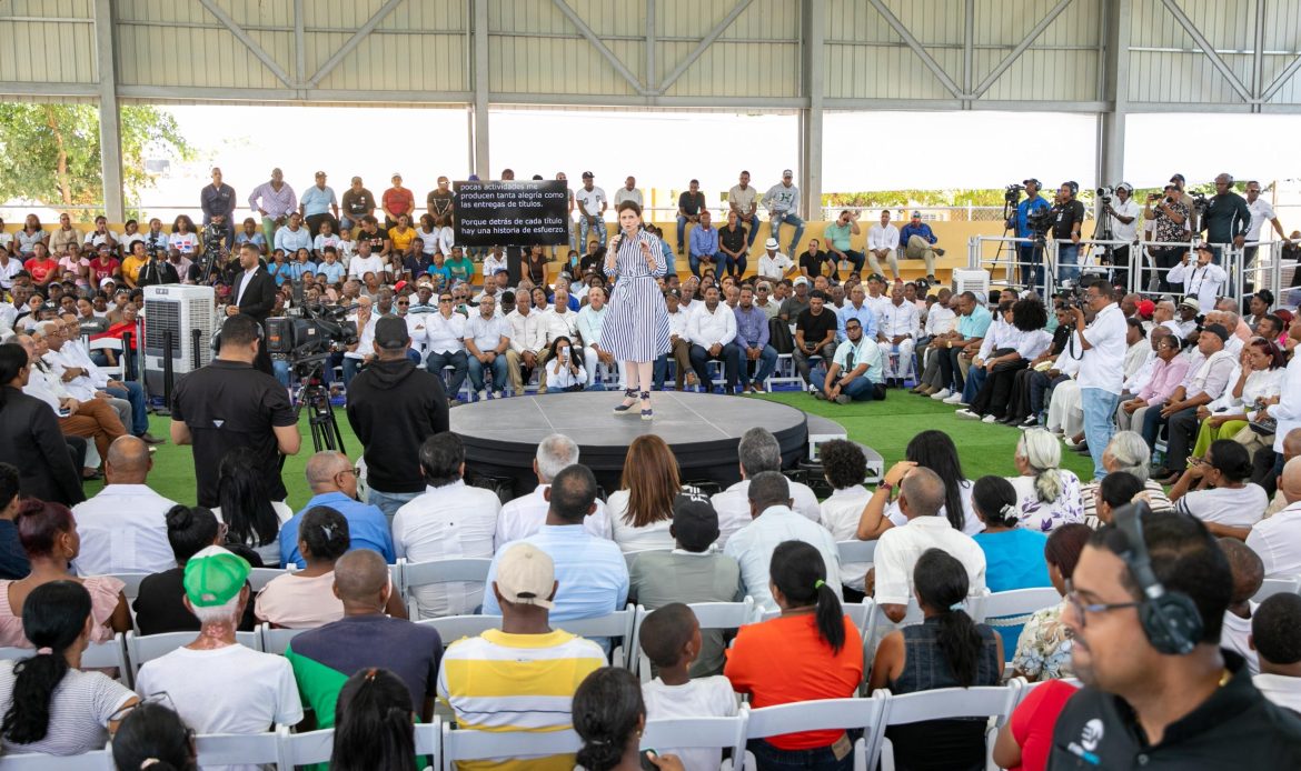 Raquel Peña entrega 450 títulos en Guayacanal, Azua