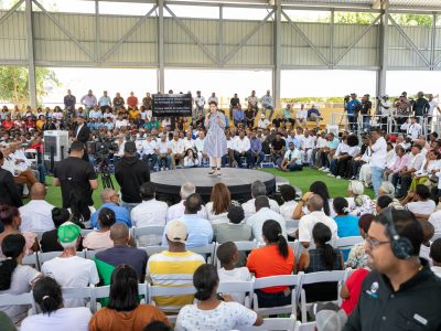 Raquel Peña entrega 450 títulos en Guayacanal, Azua